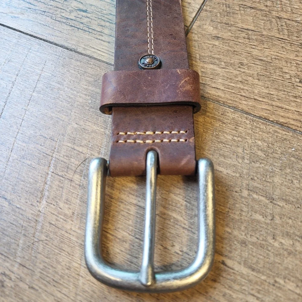 Fossil Mens Brown Genuine Leather Belt Size 34 Contrast Stitch Silver Buckle